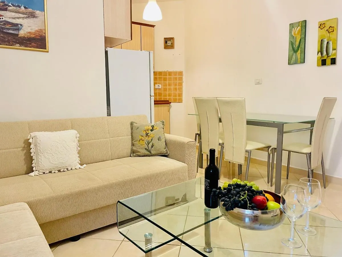 Marina Apartment فلورا